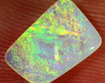 Cabochon a forma libera di opale cristallo scuro Lightning Ridge da 1 carati, verde, giallo, arancione.