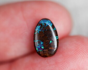 Opale Koroit australiano da 1,5 ct, taglio cabochon. Opale prezioso blu brillante in pietra di ferro.