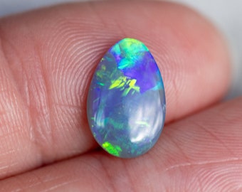 Cabochon ovale a goccia in opale scuro Lightning Ridge da 1,05 ct. Blu e verde.
