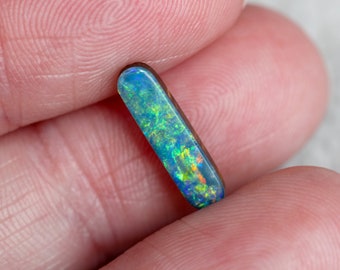 Cabochon a doppietto di opale australiano da 1 carato. Lunghi, luminosi e con motivi e colori sorprendenti!