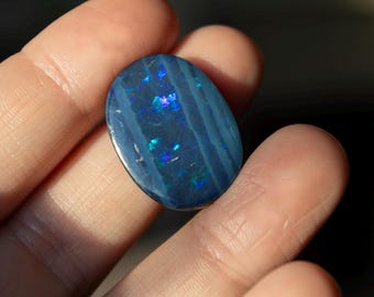 Doppietta di opale australiano da 19 carati, con supporto in pietra di ferro. Splendido opale blu con riflessi blu e verdi. Forma ovale.