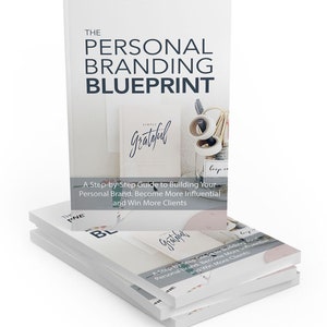 Può includere: Una pila di tre libri bianchi con il titolo "The Personal Branding Blueprint" sul libro in cima. La copertina del libro presenta uno sfondo bianco con testo nero e una foto di una scrivania con un barattolo di penne, nastro adesivo e un cartello che dice "Simply Grateful".