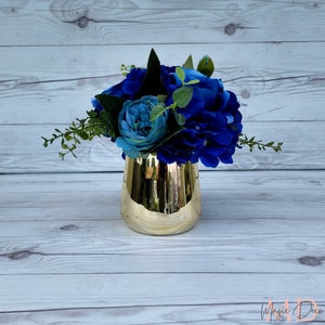 Table decoration, vase with flowers, centerpiece, centerpiece with artificial flowers, home decoration, blue artificial flowers, silk flower