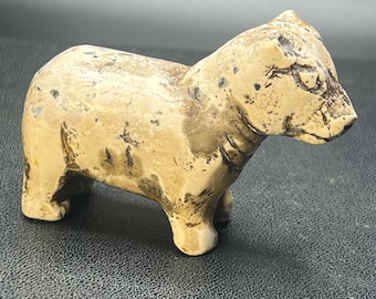 Statua di animale antico intagliato nel Medioevo