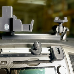 Supporto per unità principale Toyota Tacoma 2a generazione: accessorio personalizzato per cruscotto per radio e telefono