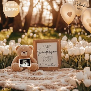 Anuncio de embarazo minimalista y sencillo con osito de peluche. Plantilla editable con tulipanes para revelar el bebé. Descarga Canva con flores primaverales.