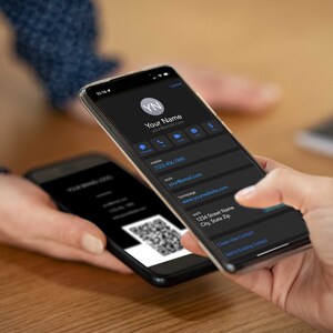 Peut inclure: Deux personnes &eacute;changent des informations de contact num&eacute;riques &agrave; l'aide de leurs smartphones. L'&eacute;cran d'un t&eacute;l&eacute;phone affiche une carte de visite num&eacute;rique avec le nom d'une personne, son num&eacute;ro de t&eacute;l&eacute;phone, son adresse e-mail, son site Web et son adresse. L'autre t&eacute;l&eacute;phone affiche un code QR.