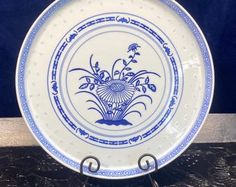Plato antiguo de porcelana Jingdezhen con diseño de ojos de arroz y flor de arroz en azul y blanco.