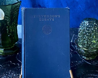 Ensayos de Stevenson de 1918 - Libro de tapa dura azul con decoración antigua