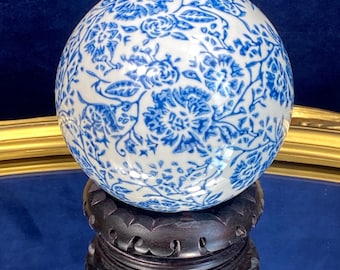 Blå och vit blommig Chinoiserie-mattboll i keramik på stativ i mahognyträ | Kinesisk keramikkonst och heminredning