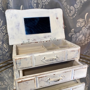 Schmuckschatulle aus Holz im Vintage-Cottage-Stil mit Spiegel und Schubladenaufbewahrung - Weiße und blaue Distressed Chippy Paint