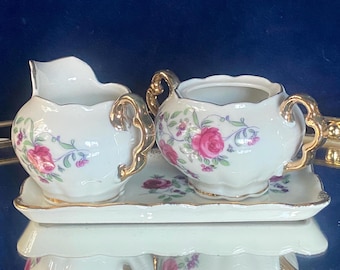 Stara porcelanowa miska na śmietankę i cukierniczka na talerzu