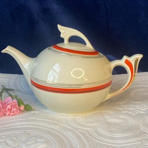 Puede incluir: Un juego de tres tazas de cerámica con acabado mate moteado. Las tazas son de color crema, gris claro y gris oscuro. Cada taza tiene un diseño simple y minimalista, ideal para café o té.