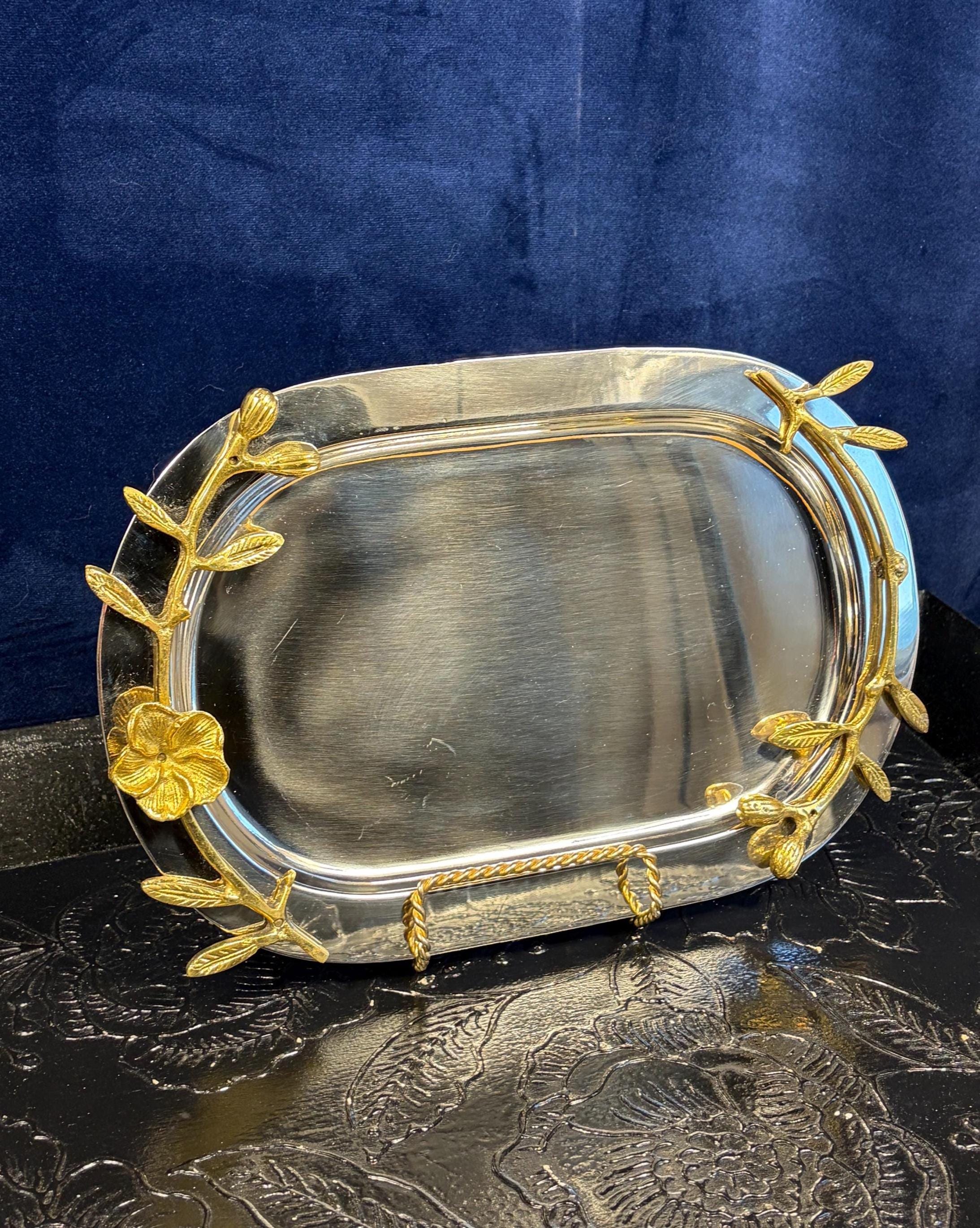 Servierplatte aus goldfarbenem metall