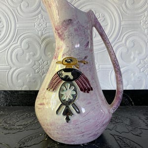 Vase/pichet en poterie MCM vintage motif Thunderbird avec glaçure irisée rose et lavande