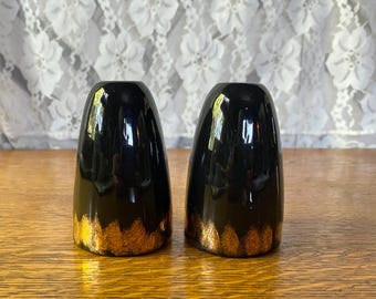 Salero y pimentero vintage de cerámica negra y dorada: MCM Kitchenware