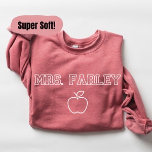 Personalizowany sweter nauczycielski Apple, prezent dla nauczyciela, spersonalizowany okrągły dekolt dla nauczyciela, prezent dla zespołu, pasujące koszulki, prezent dla nauczyciela
