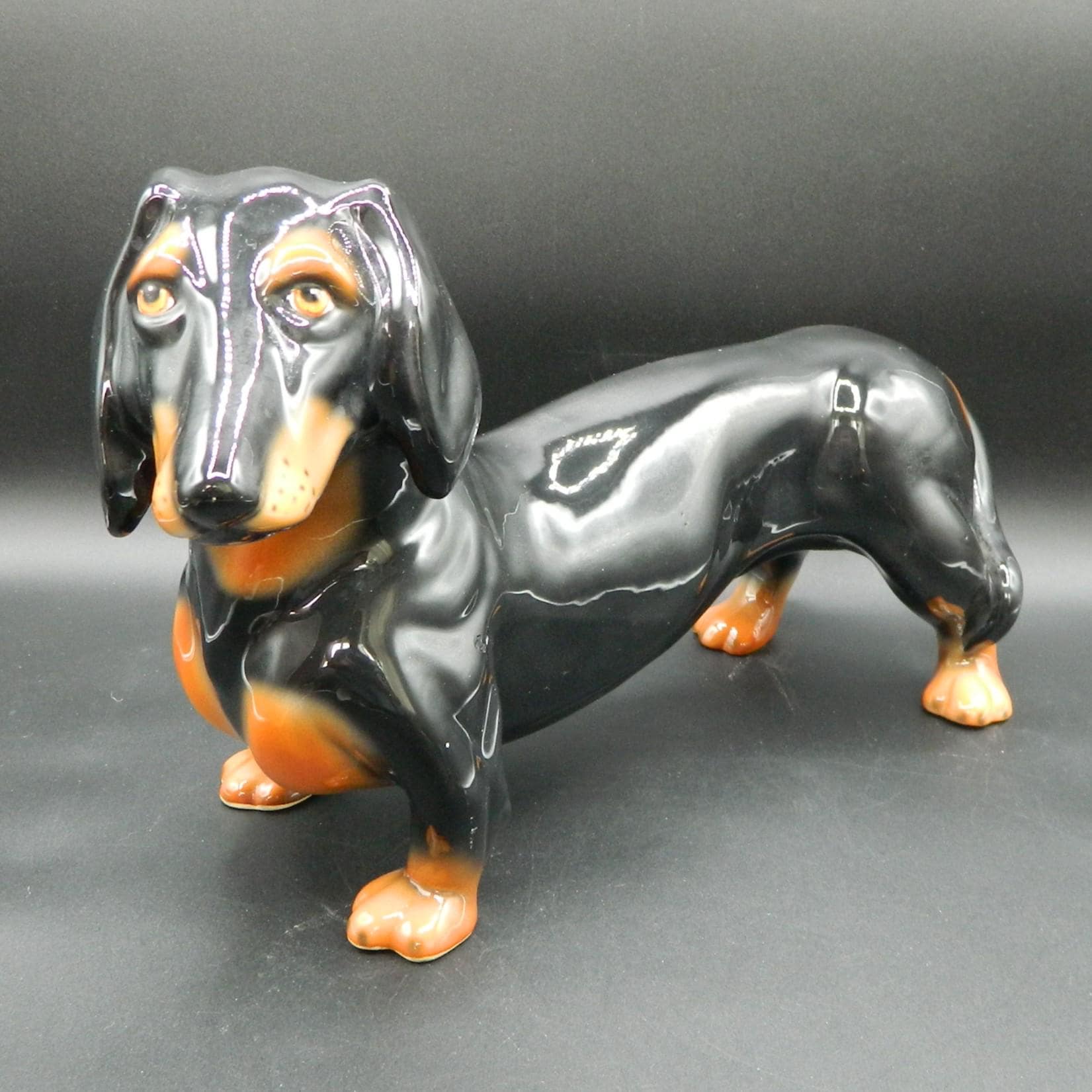 イタリア製陶器製ダックスフントの像 高さ9インチ x 長さ15.5インチ