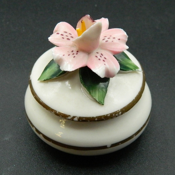 Capodimonte Porcelain Lily Ring Trinket Box - image 4