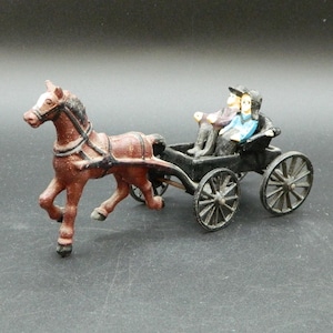 Lancaster Toy Mfg. Co. Lancaster, PA Amish Paar mit Pferd und Wagen