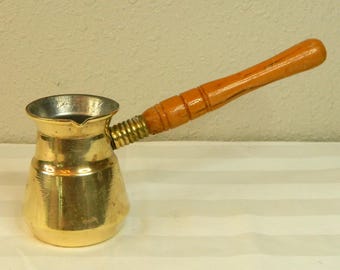 Messing Kaffeekanne Cezve oder Ibrik für türkischen oder griechischen Kaffee mit Holzgriff