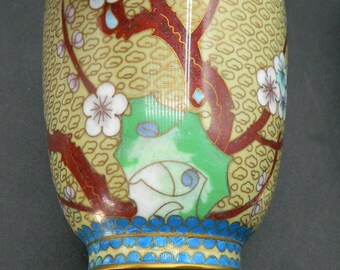 VASE EN PORCELAINE ajourée motifs cerisiers en fleurs, couleur écru, 33