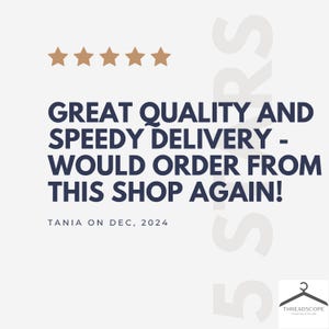 Puede incluir: Un gr&aacute;fico de rese&ntilde;a de cliente con cinco estrellas doradas y el texto: GREAT QUALITY AND SPEEDY DELIVERY - WOULD ORDER FROM THIS SHOP AGAIN! TANIA ON DEC, 2024. La esquina inferior derecha muestra un logo con un icono de percha y THREADSCOPE.