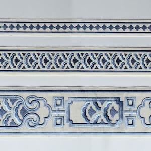 Blauw borduursel, geometrisch patroon, gordijnversiering, decoratieve banden.