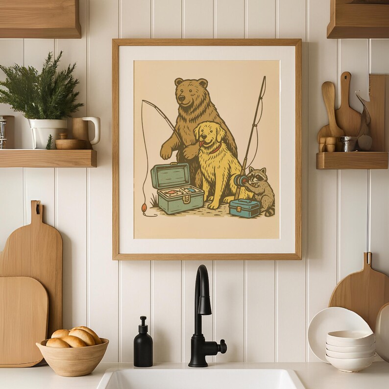 Peut inclure: Une affiche encadr&eacute;e repr&eacute;sentant un ours, un chien et un raton laveur p&ecirc;chant. L'illustration a un style vintage avec un fond beige clair et un cadre en bois. L'ours et le chien sont debout, tandis que le raton laveur est assis. Une bo&icirc;te &agrave; p&ecirc;che est ouverte.
