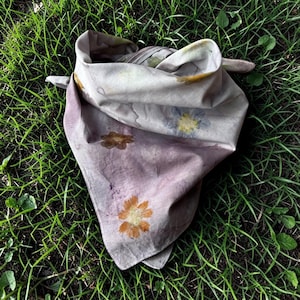 Bandana en coton violet brodé de fleurs botaniques | Teinture naturelle et unique en son genre
