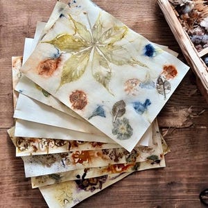 Papier imprimé et teint à l'aide de plantes - Impressions écologiques - 8 feuilles pour les journaux indésirables, la réalisation de collages, les projets artistiques techniques mixtes, etc.