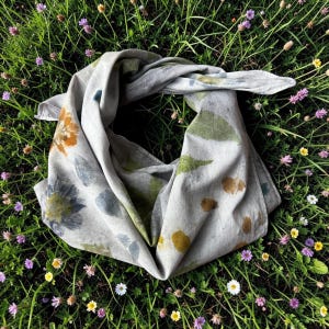 Bandana bawełniana z kwiatowym wzorem | Barwiona naturalnie i jedyna w swoim rodzaju