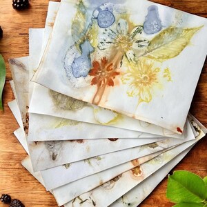 Papier imprimé et teint en utilisant des plantes et de la rouille - Impressions écologiques - 8 feuilles pour les journaux indésirables, la fabrication de collages, les projets artistiques techniques mixtes, etc.