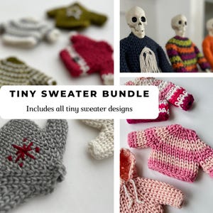 Puede incluir: Una colección de pequeños suéteres de punto en varios colores, incluyendo gris, rojo, rosa y verde. Algunos suéteres tienen patrones de rayas o detalles bordados. La imagen incluye el texto "TINY SWEATER BUNDLE" y "Includes all tiny sweater designs".