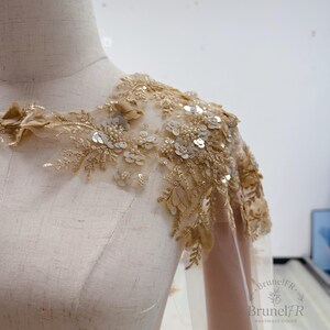 Luxuriöser Brautumhang aus goldener Spitze, Brautumhang aus floraler Spitze, Schultertuch aus champagnerfarbenem Tüll, Brautumhang aus perlenbesetzter Spitze, Braut-Überwurf mit Perlen Bild 8