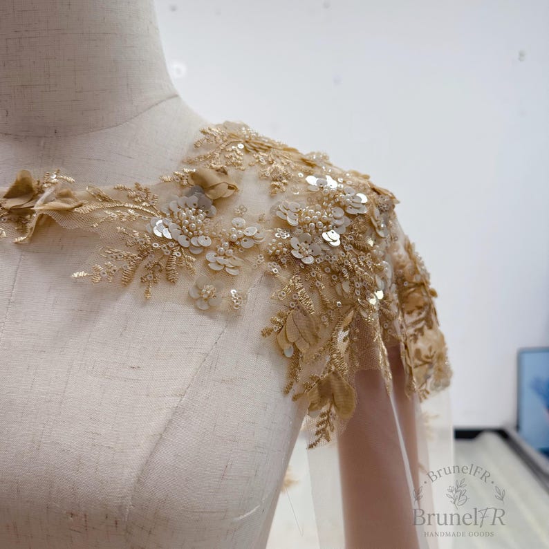 Luxuriöser Brautumhang aus goldener Spitze, Brautumhang aus floraler Spitze, Schultertuch aus champagnerfarbenem Tüll, Brautumhang aus perlenbesetzter Spitze, Braut-Überwurf mit Perlen Bild 8