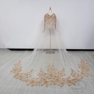 Luxuriöser Brautumhang aus goldener Spitze, Brautumhang aus floraler Spitze, Schultertuch aus champagnerfarbenem Tüll, Brautumhang aus perlenbesetzter Spitze, Braut-Überwurf mit Perlen Bild 1