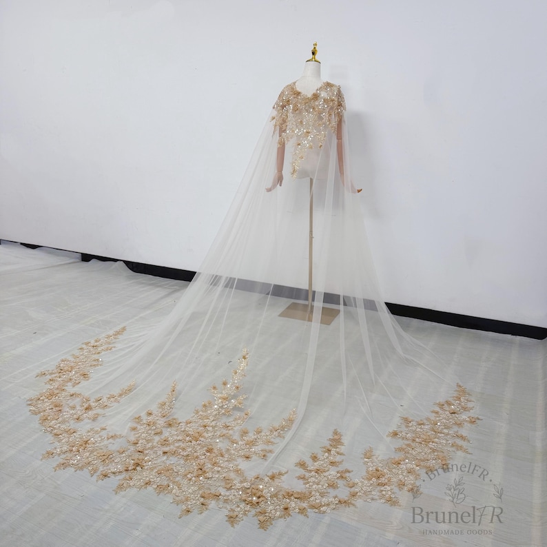 Luxuriöser Brautumhang aus goldener Spitze, Brautumhang aus floraler Spitze, Schultertuch aus champagnerfarbenem Tüll, Brautumhang aus perlenbesetzter Spitze, Braut-Überwurf mit Perlen Bild 9
