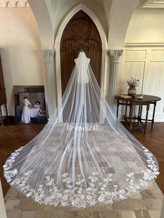 White Applique Flowery Veil Cathedral Veil Wedding Bridal  display picture 3