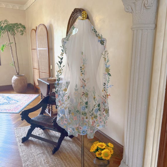 Veil- Fingertip Length Floral Appliqué Scattered Floral Lace Applique Fingertip Wedding Veil V4707 main image 4