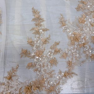 Luxuriöser Brautumhang aus goldener Spitze, Brautumhang aus floraler Spitze, Schultertuch aus champagnerfarbenem Tüll, Brautumhang aus perlenbesetzter Spitze, Braut-Überwurf mit Perlen Bild 16