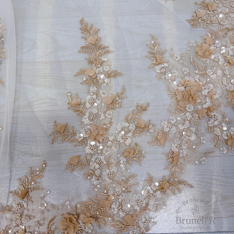 Luxuriöser Brautumhang aus goldener Spitze, Brautumhang aus floraler Spitze, Schultertuch aus champagnerfarbenem Tüll, Brautumhang aus perlenbesetzter Spitze, Braut-Überwurf mit Perlen Bild 16