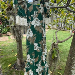 Vintage Muumuu Petite 80s X-Small green cottage core charming Hawaiian Maxi Dress