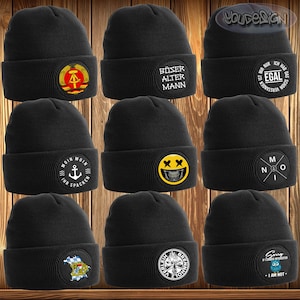 Könnte beinhalten: Neun schwarze Strickmützen mit verschiedenen gestickten Aufnähern. Die Aufnäher zeigen verschiedene Designs, darunter einen Totenkopf mit Knochen, einen Anker, ein Smiley und eine deutsche Flagge.