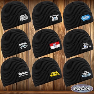 Peut inclure: Dix bonnets en tricot noir avec différents patchs brodés. Les patchs présentent des motifs bavarois, notamment le drapeau bavarois, les mots "Freistaat Bayern", "Dahoam is a Glui!" et "Spatzl, schau wia i schau", et un graphique d'une chaîne de montagnes. D'autres patchs présentent les mots "Scheiss", "Sex, Drugs and Leberkas", et "Stra Wanza".