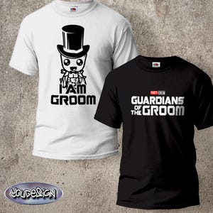 Könnte beinhalten: Zwei T-Shirts, eines weiß und eines schwarz, mit Grafiken zum Thema Bräutigam. Das weiße Shirt zeigt eine Cartoonfigur mit Zylinder und dem Text "I AM GROOM". Das schwarze Shirt trägt die Aufschrift "GUARDIANS OF THE GROOM".