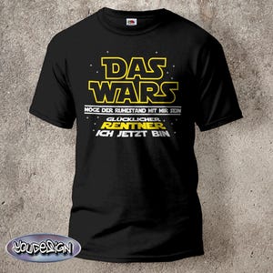 Könnte beinhalten: Schwarzes T-Shirt mit gelber Grafik, auf der "DAS WARS" und "MÖGE DER RUHESTAND MIT MIR SEIN" steht, sowie ein gelbes Logo im Stil von Star Wars. Der Text unter dem Logo lautet "GLÜCKLICHER RENTNER ICH JETZT BIN".