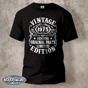 Może przedstawiać: Czarny t-shirt z białym nadrukiem graficznym. Projekt zawiera słowo "VINTAGE" nad rokiem "1975" oraz słowa "GENUINE ORIGINAL PARTS LIMITED EDITION". Koszulka ma okrągły dekolt i krótkie rękawy.