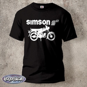 Könnte beinhalten: Schwarzes T-Shirt mit weißer Grafik eines Motorrads und dem Text "simson S51". Das Motorrad-Design ist eine detaillierte Silhouette. Das T-Shirt besteht aus einem weichen Material.