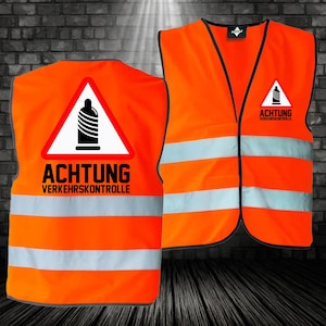Könnte beinhalten: Zwei orangefarbene Warnwesten mit reflektierenden Streifen. Jede Weste zeigt ein Warnschild mit einem Kondom-Symbol und dem Text "ACHTUNG VERKEHRSKONTROLLE". Die Westen haben einen V-Ausschnitt.